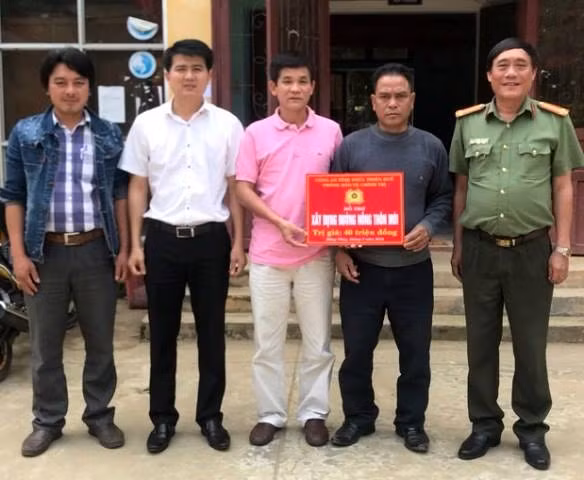 Đại diện Phòng Bảo vệ chính trị Công an tỉnh Thừa Thiên- Huế trao 40 triệu đồng giúp xã Hồng Thủy xây dựng đường nông thôn. Đại diện Phòng Bảo vệ chính trị Công an tỉnh Thừa Thiên- Huế trao 40 triệu đồng giúp xã Hồng Thủy xây dựng đường nông thôn.