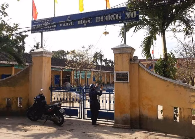 Cổng trường tiểu học Dương Nổ khóa kín vào ngày 22-2 dù đã hết thời gian nghỉ Tết.