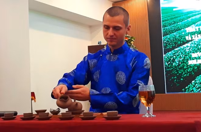 Nhà vô địch cuộc thi nghệ nhân trà thế giới 2018 biểu diễn cách pha trà tại lễ khai mạc.