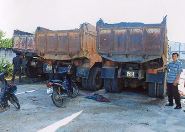 Ba trong số 15 xe tải ben bị hư hỏng sau thời gian bị Đội QLTT số 7 tạm giữ.