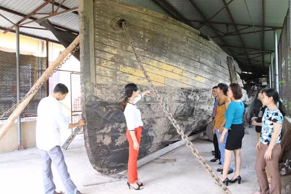 Con tàu cổ trưng bày trong một nhà tạm tại Bảo tàng tỉnh Hưng Yên. Con tàu cổ trưng bày trong một nhà tạm tại Bảo tàng tỉnh Hưng Yên.