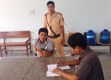 Đối tượng cướp nhiễm HIV bị Thượng úy Thương và đồng đội bắt giữ. Đối tượng cướp nhiễm HIV bị Thượng úy Thương và đồng đội bắt giữ.