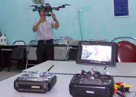 Thầy giáo Võ Vân Thanh vận hành thử nghiệm Quadcopter. Thầy giáo Võ Vân Thanh vận hành thử nghiệm Quadcopter.