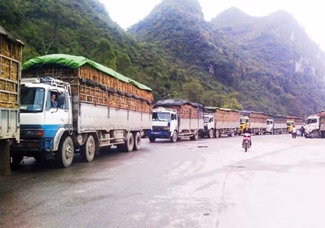 Hàng trăm xe dưa hấu ùn tắc tại cửa khẩu Tân Thanh dịp đầu tháng 4/2015. Hàng trăm xe dưa hấu ùn tắc tại cửa khẩu Tân Thanh dịp đầu tháng 4/2015.