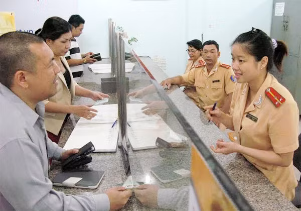 Nếu được HĐND thành phố thông qua, lệ phí đăng ký mới với ôtô, xe máy cá nhân trên địa bàn sẽ tăng cao.