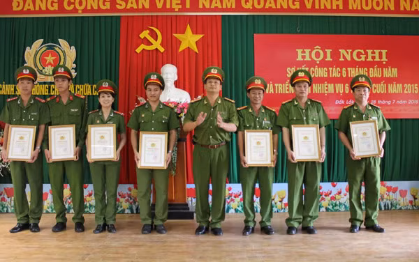 Đại tá Phạm Tiến Triệu - Phó GĐ Cảnh sát PC&CC tỉnh thay mặt Ban Giám đốc trao giấy chứng nhận cho các tập thể và cá nhân đạt thành tích cao trong cuộc thi tìm hiểu "Hiến pháp nước Cộng hòa xã hội chủ nghĩa Việt Nam".