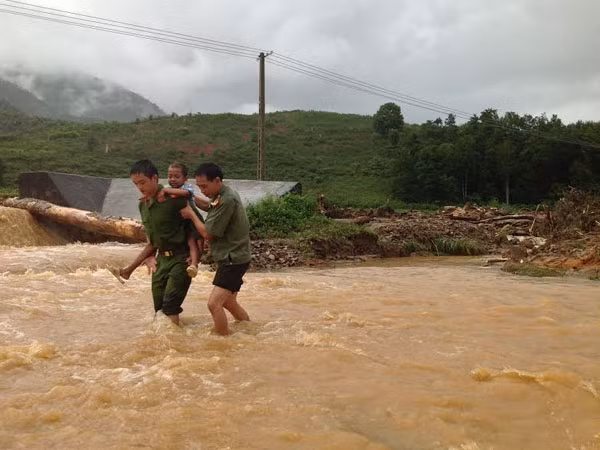 CBCS Công an sơ tán em nhỏ khỏi nơi nguy hiểm.
