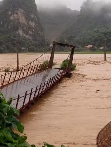 Cầu treo vào bản Hạ, xã Chiềng Sinh, Tuần Giáo bị lũ nhấn chìm, hàng trăm người dân đang bị cô lập.