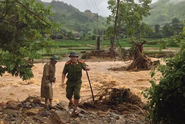 CBCS Công an huyện Tuần Giáo vượt sông đến địa bàn.