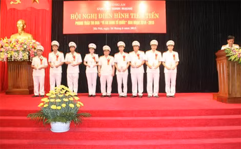 Thiếu tướng Hoàng Phước Thuận, Cục trưởng Cục An ninh mạng trao kỷ niệm chương cho 8 cá nhân điển hình tiên tiến. Thiếu tướng Hoàng Phước Thuận, Cục trưởng Cục An ninh mạng trao kỷ niệm chương cho 8 cá nhân điển hình tiên tiến.