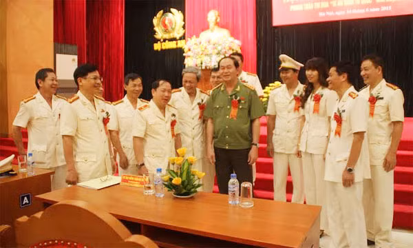Đại tướng Trần Đại Quang, Ủy viên Bộ Chính trị, Bộ trưởng Bộ Công an chụp ảnh với các đại biểu dự Hội nghị điển hình tiên tiến. Đại tướng Trần Đại Quang, Ủy viên Bộ Chính trị, Bộ trưởng Bộ Công an chụp ảnh với các đại biểu dự Hội nghị điển hình tiên tiến.