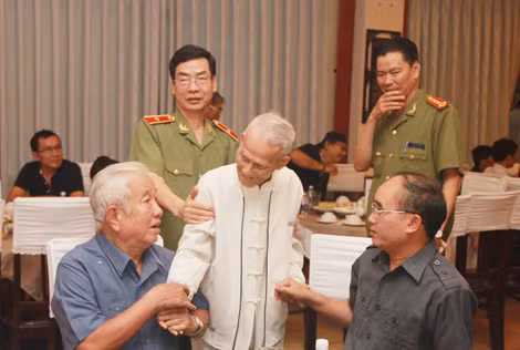 Trung tướng Võ Thái Hòa, nguyên Thứ trưởng Bộ Công an và các đại biểu dự buổi gặp mặt.