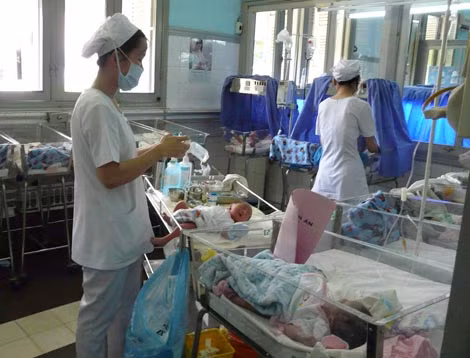 Trẻ sơ sinh được chăm sóc tại Khoa Sơ sinh Bệnh viện Từ Dũ, TP Hồ Chí Minh.