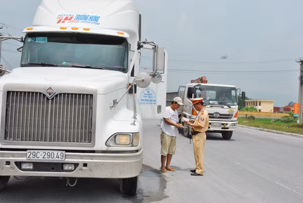 Cảnh sát giao thông kiểm tra tải trọng xe trên đường. Cảnh sát giao thông kiểm tra tải trọng xe trên đường.