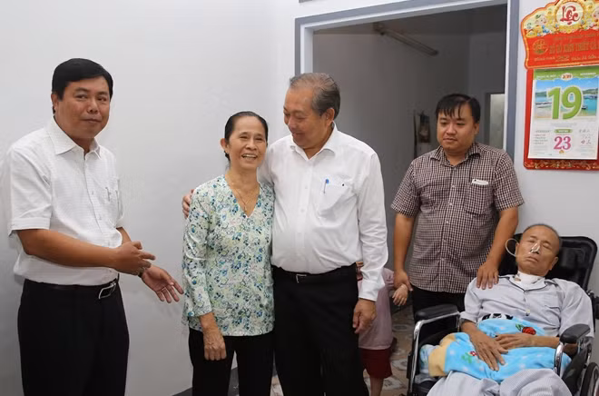 Phó Thủ tướng Thường trực Trương Hòa Bình thăm gia đình bà Ngô Mỹ Nhân và ông Lê Hoàng Huynh (ảnh Mạnh Hùng).