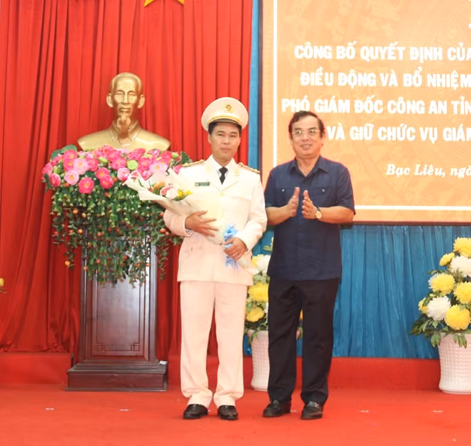 Đồng chí Dương Thành Trung, Chủ tịch UBND tỉnh, tặng hoa chúc mừng Đại tá Lê Việt Thắng, Giám đốc Công an tỉnh Bạc Liêu.