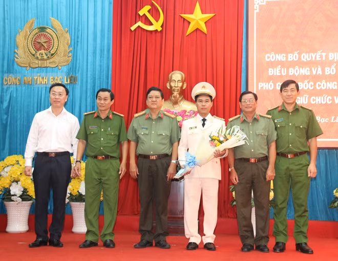 Các đồng chí trong Ban Giám đốc tặng hoa chúc mừng đồng chí tân Giám đốc Công an tỉnh.
