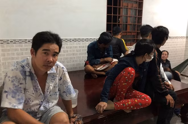 Các đối tượng đánh bạc tại huyện Đầm Dơi cùng tang vật, bị Phòng CSHS Công an tỉnh Cà Mau bắt quả tang.