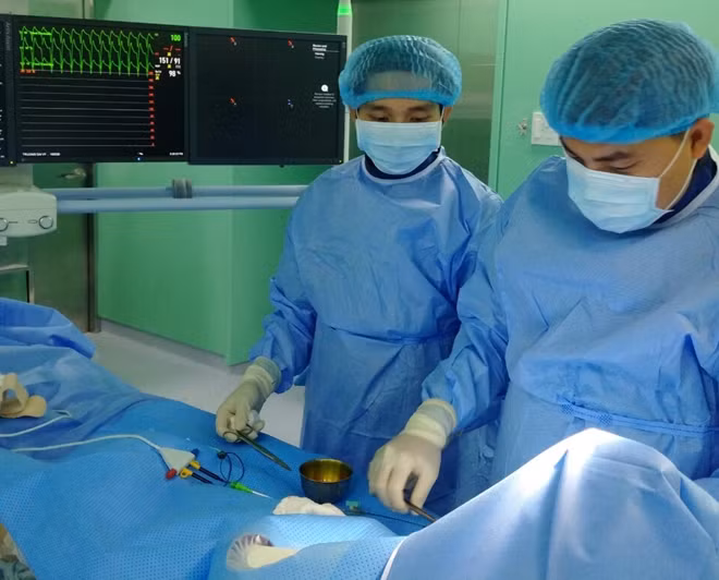 Các BS đang cấp cứu cho bệnh nhânVỹ.