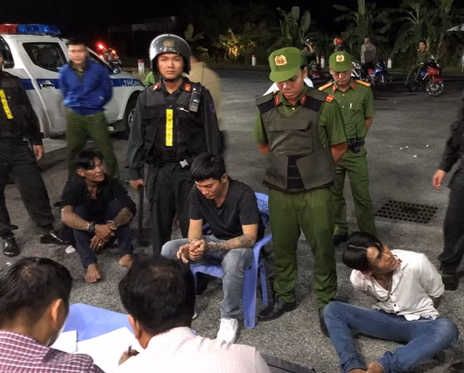 Ba đối tượng tàng trữ trái phép chất ma túy bị Công an Cà Mau bắt giữ.
