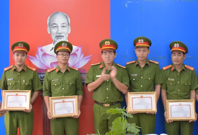 Ban Giám đốc Công an tỉnh Bạc Liêu khen thưởng các nhân có thành tích bắt giữ trên 11.000 bao thuốc lá lậu.