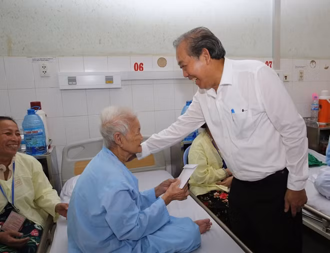 Phó Thủ tướng Thường trực Trương Hòa Bình thăm hỏi, tặng quà bệnh nhân đang điều trị tại BVĐK tỉnh Cà Mau (ảnh Mạnh Hùng).