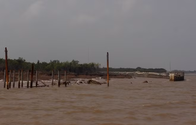 Tuyến kè cấu kiện bê tông cốt phí kim phá sóng bờ Tây cửa biển Rạch Gốc (Cà Mau) bị sóng đánh hư hỏng nhiều đoạn.