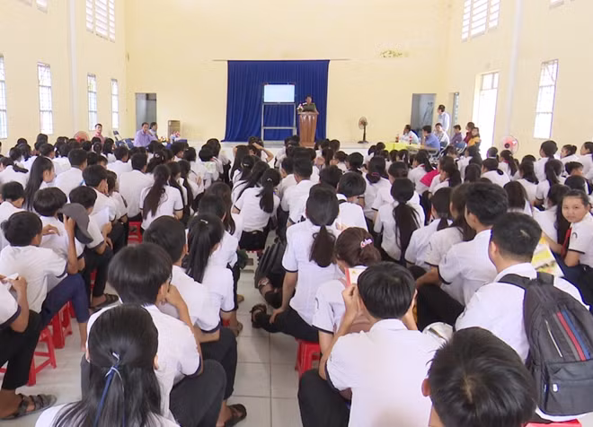Công an huyện Hồng Dân (Bạc Liêu) thường xuyên đến các trường học tuyên truyền về tác hại của ma túy.