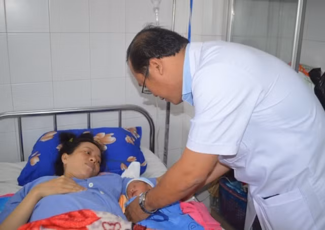 Cuộc vượt cạn thành công sau 4 tiếng căng thẳng. Cuộc vượt cạn thành công sau 4 tiếng căng thẳng.