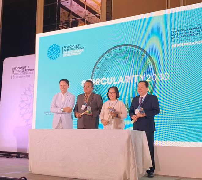 Ông Mai Văn Huỳnh (bìa phải), cùng đại diện của Thái Lan và Philippines nhận quà tặng danh dự từ WWF sau khi ký kết tham gia Chương trình ĐTGN.