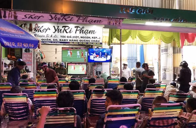 Các đối tượng cá độ bóng đá bị Phòng Cảnh sát hình sự Công an tỉnh Cà Mau bắt quả tang.