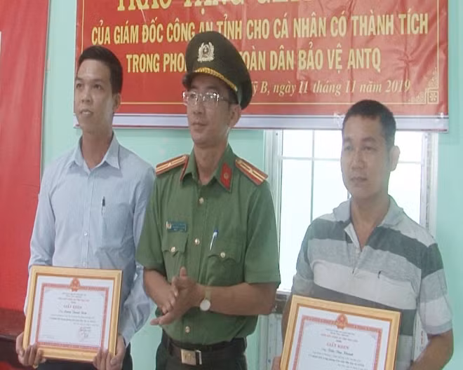 Công an huyện Hòa Bình, trao Giấy khen của Giám đốc Công an tỉnh Bạc Liêu tặng 2 quần chúng dũng cảm truy bắt tội phạm.