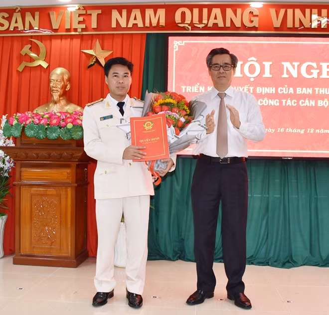 Đồng chí Nguyễn Quang Dương, Bí thư Tỉnh ủy Bạc Liêu, trao quyết định và tặng hoa Đại tá Lê Việt Thắng.