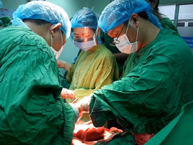 Các BS phẩu thuật cứu cứu sản phụ Đoan. Các BS phẩu thuật cứu cứu sản phụ Đoan.