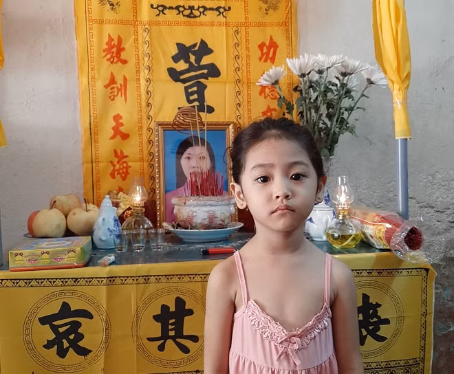 Cháu Mỹ bên bàn thờ mẹ.