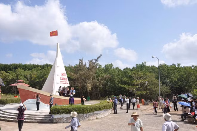 Mỗi năm có hàng ngàn lượt khách du lịch đến thăm Mũi Cà Mau.