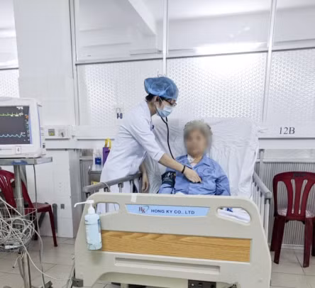Cụ Diệu đang được chăm sóc tại BVĐKTƯ Cần Thơ. Cụ Diệu đang được chăm sóc tại BVĐKTƯ Cần Thơ.