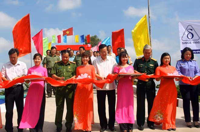 Công an TP Cần Thơ cắt băng khánh thành cầu giao thông nông thôn ở xã NTM Thới Hưng (huyện Cờ Đỏ).