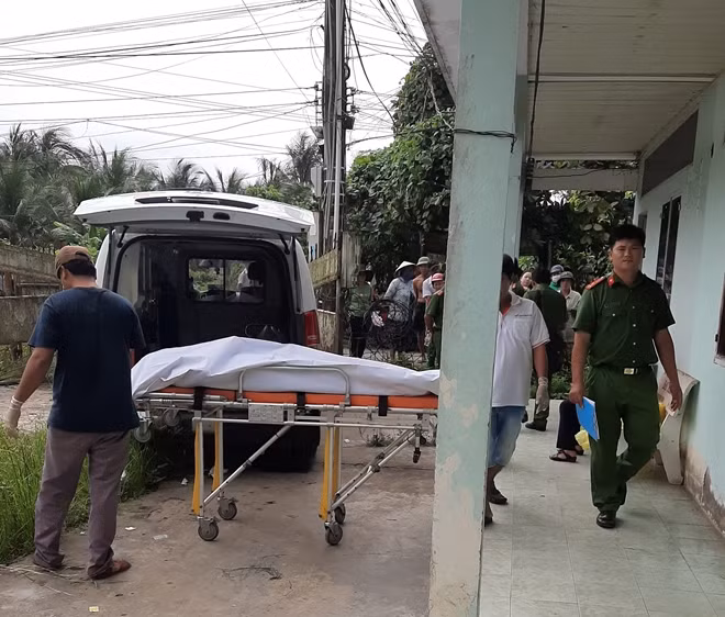 Thi thể anh Trang được đưa đến nhà đại thể Bệnh viện Đa khoa Sóc Trăng để khám nghiệm.