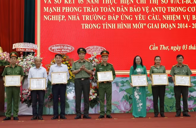 Đại diện Cục Xây dựng phong trào bảo vệ ANTQ, trao Bằng khen của Bộ Công an, tặng các tập thể, cá nhân tiêu biểu.