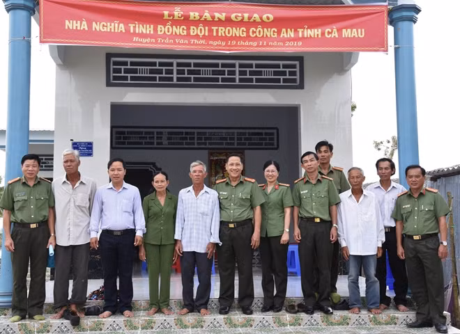 Cụm thi đua số 9 tặng nhà nghĩa tình đồng đội tại huyện Trần Văn Thời (Cà Mau).