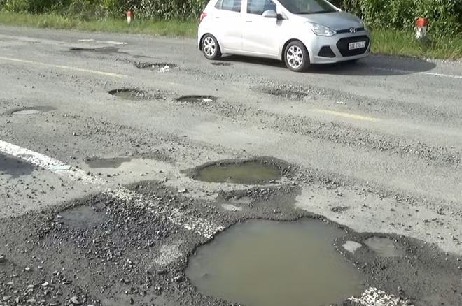 Hàng loạt ổ voi, ổ gà xuất hiện trên đường Hồ Chí Minh từ Năm Căn về Đất Mũi.