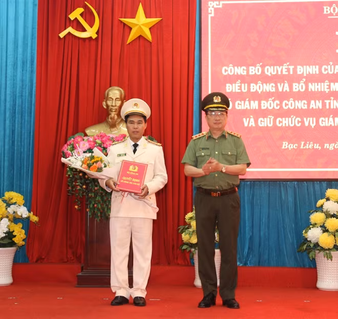 Thừa ủy quyền của Bộ trưởng Bộ Công an, Thứ trưởng Nguyễn Văn Thành trao Quyết định và tặng hoa Đại tá Lê Việt Thắng, Giám đốc Công an tỉnh Bạc Liêu.