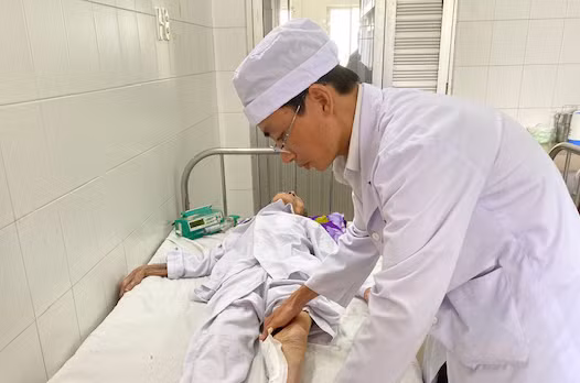 Cụ Trâm đang được chăm sóc tại BVĐKTƯ Cần Thơ. Cụ Trâm đang được chăm sóc tại BVĐKTƯ Cần Thơ.