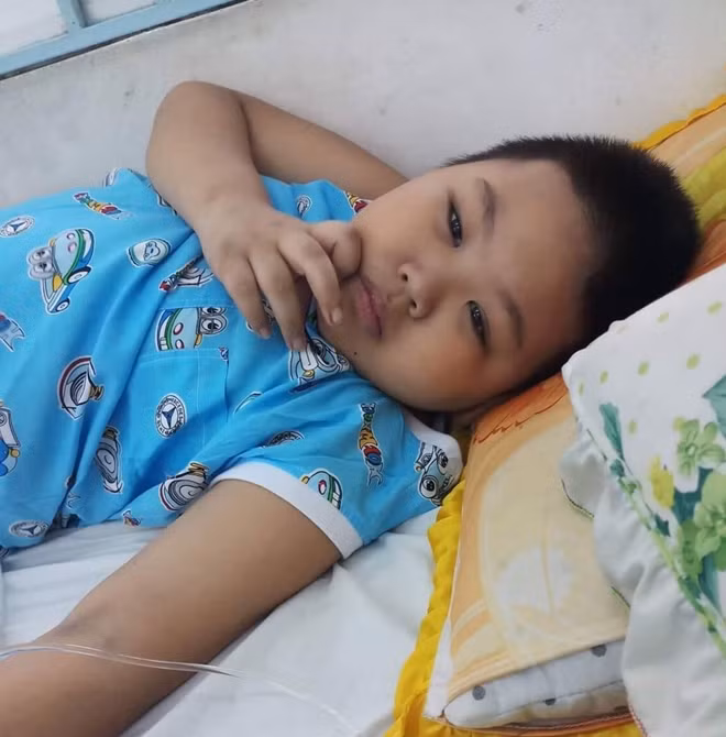 Cháu Bảo đang điều trị tại Bệnh viện huyết học Cần Thơ.