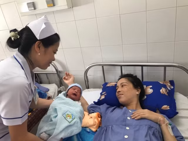 Mẹ con chị Đoan đang được chăm sóc tại BVĐKTƯ Cần Thơ. Mẹ con chị Đoan đang được chăm sóc tại BVĐKTƯ Cần Thơ.