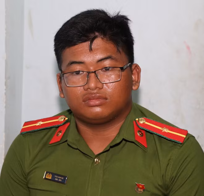Đệ lên mạng đặt mua trang phục CAND về sử dụng lấy "oai".