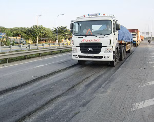 Tình trạng lún, trồi nhựa tại nhiều đoạn trên tuyến Mai Chí Thọ.