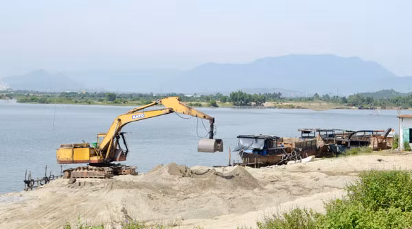 Tại bãi tập kết cát bên sông Cu Đê khu vực Thủy Tú, phường Hòa Hiệp Bắc.