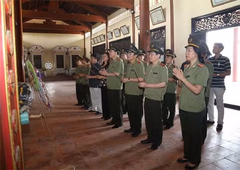 Đoàn Văn phòng Bộ Công an dâng hương hoa, tưởng nhớ các anh hùng liệt sỹ tại Đền thờ liệt sỹ Phong Điền, tỉnh Thừa Thiên- Huế. Đoàn Văn phòng Bộ Công an dâng hương hoa, tưởng nhớ các anh hùng liệt sỹ tại Đền thờ liệt sỹ Phong Điền, tỉnh Thừa Thiên- Huế.